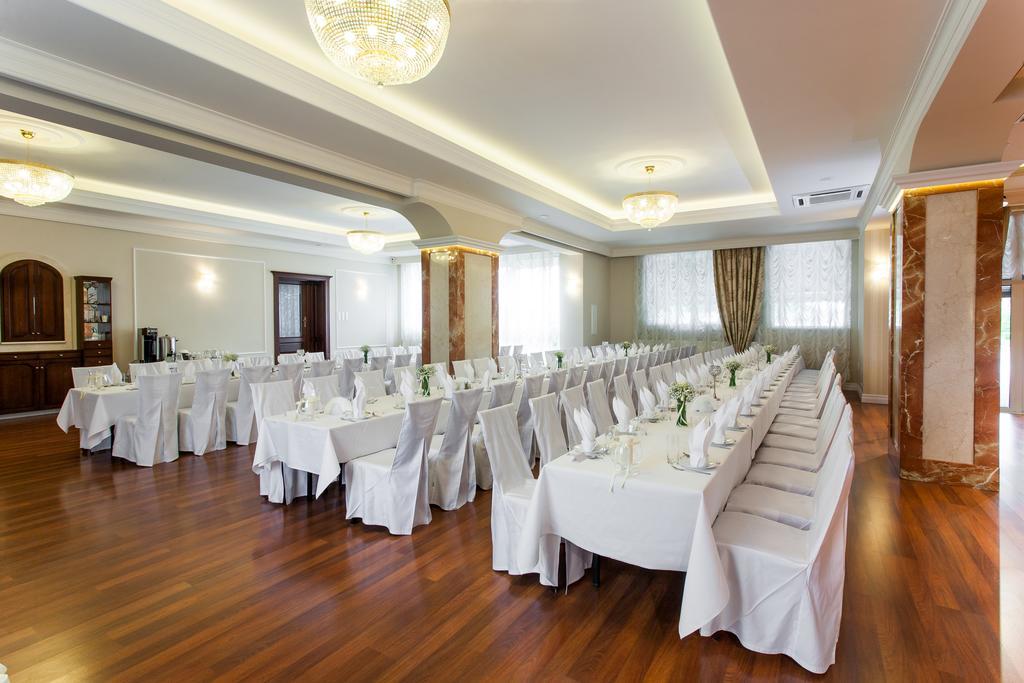 Hotel Panorama Ostrowiec Świętokrzyski エクステリア 写真