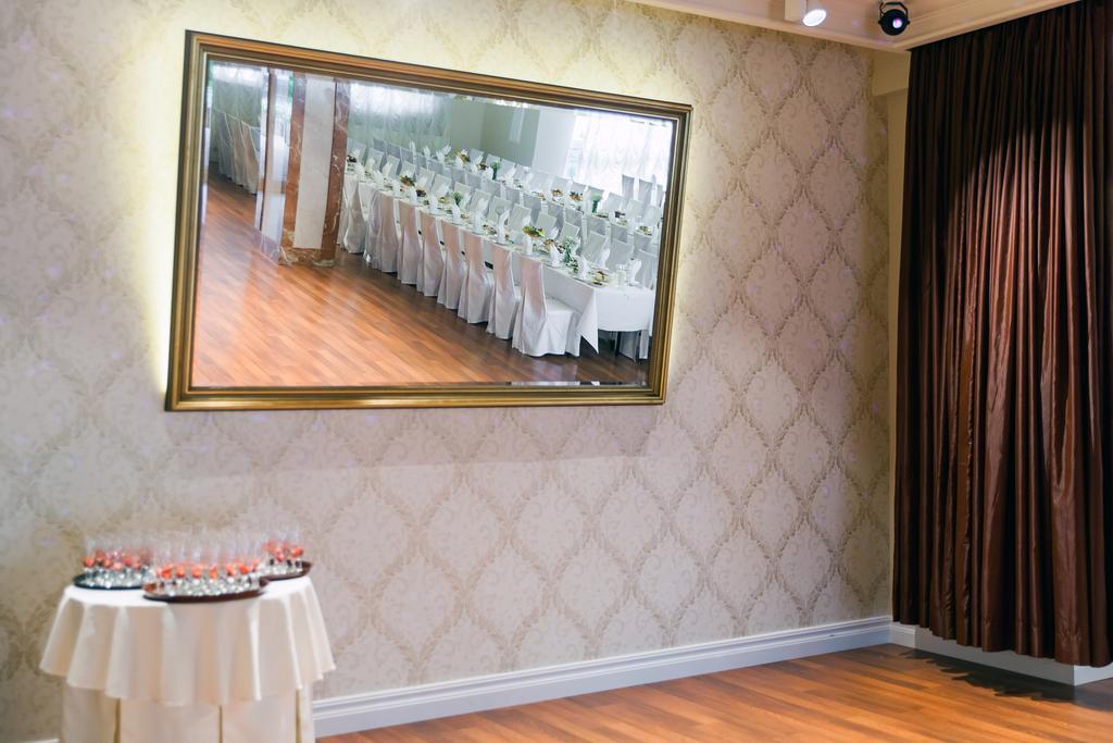 Hotel Panorama Ostrowiec Świętokrzyski エクステリア 写真