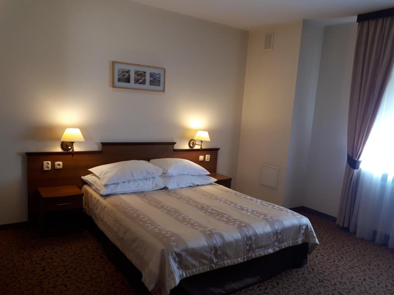 Hotel Panorama Ostrowiec Świętokrzyski エクステリア 写真