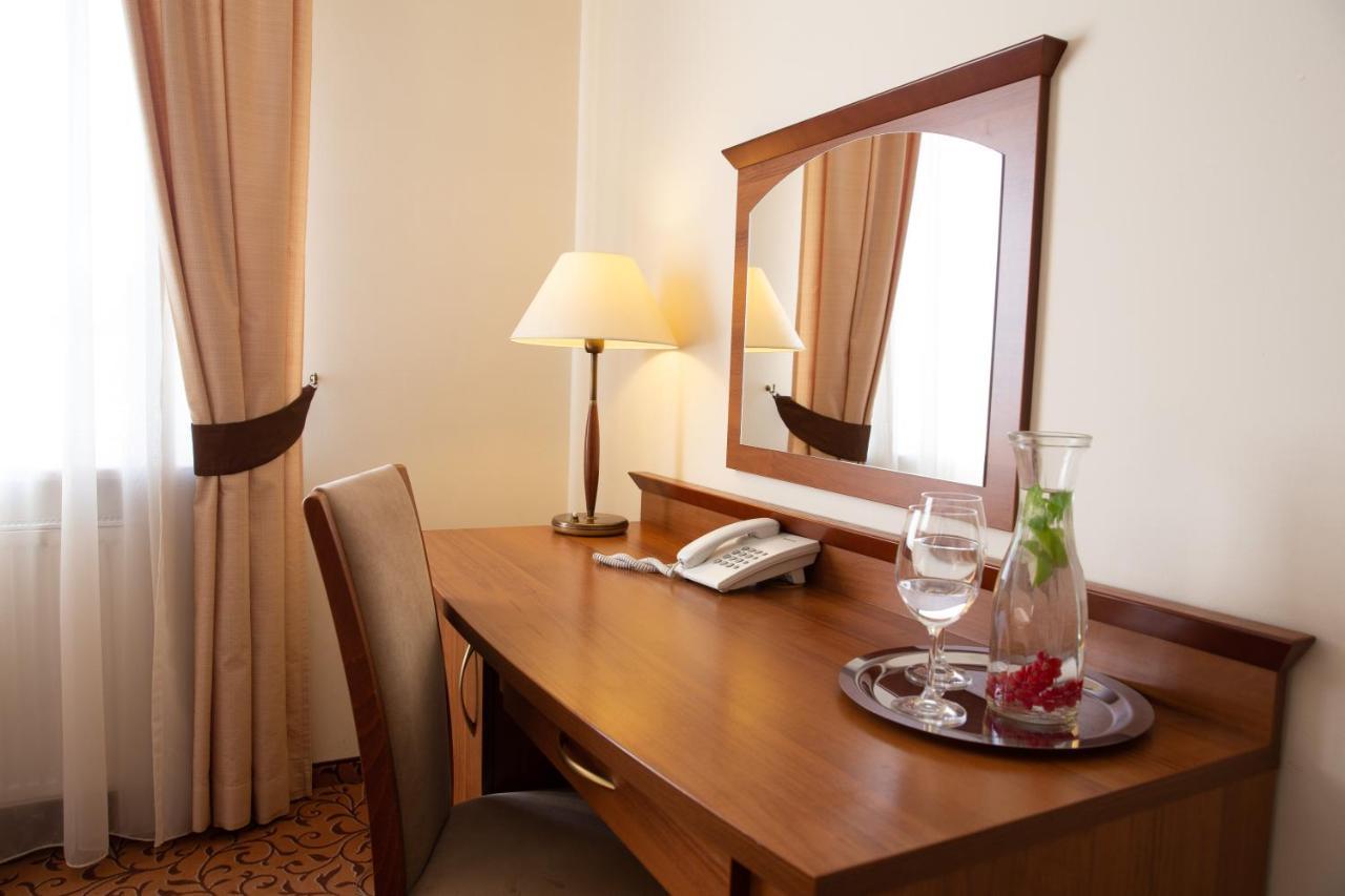 Hotel Panorama Ostrowiec Świętokrzyski エクステリア 写真